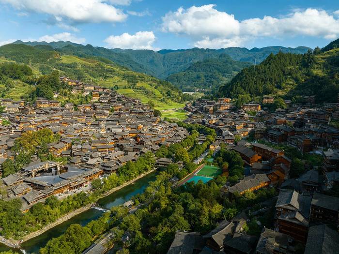 西江千户苗寨全景实拍:吊脚楼群沿河谷铺开,坐观光车直达观景台,免爬石板台阶